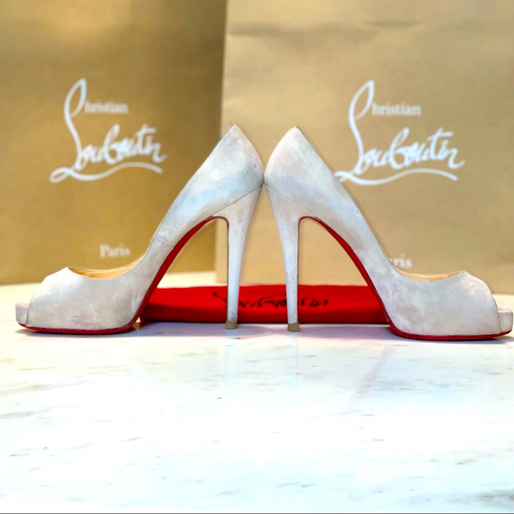 CHRISTIAN LOUBOUTIN cream taupe suede Very Privè heels